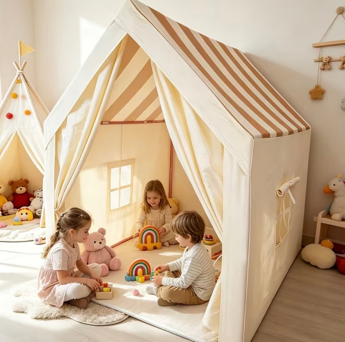 Kinder-Spielhaus mit Vorhängen – gemütliches Spielzelt im Haus-Design
